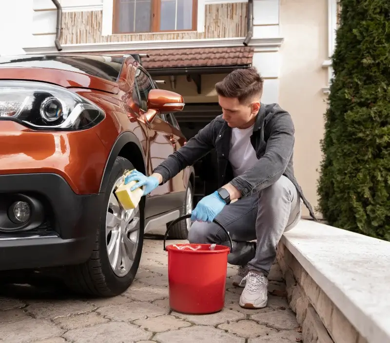 Lavage auto à domicile Givardon : professionnel intervenant sur un véhicule